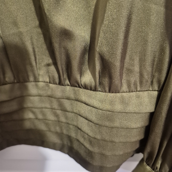 Chic Olive Satan Blouse with Pleated Design By Melanie Lyne Size 16 - Picture 4 of 6